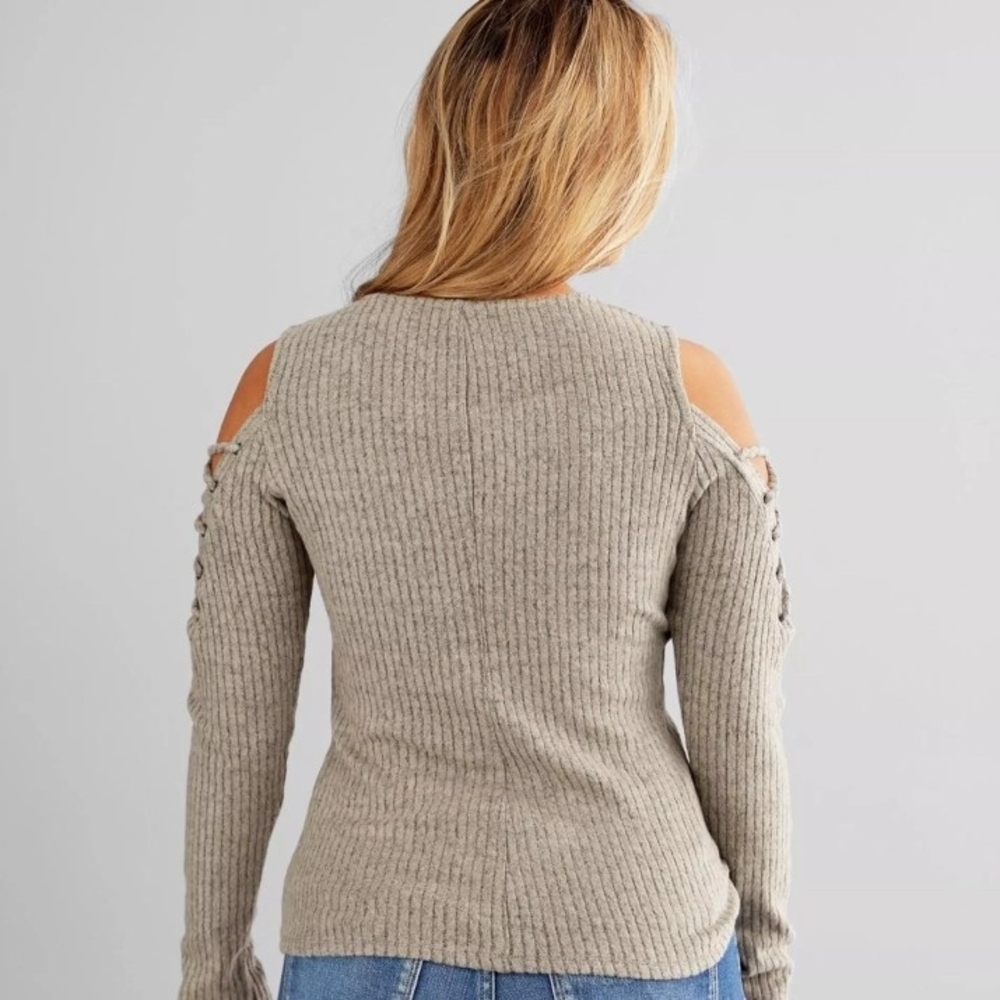 DAYTRIP Cold Shoulder Top. Women's Size Medium - Picture 2 of 8